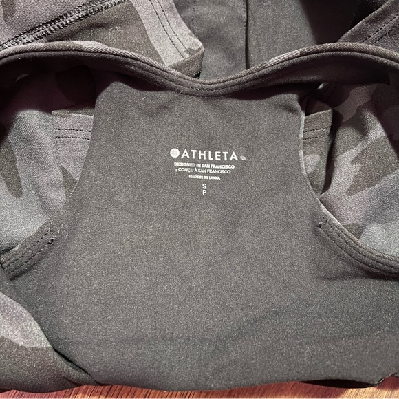 Athleta Crop Tank Women’s Size Small Black Camo NWT - Picture 9 of 13